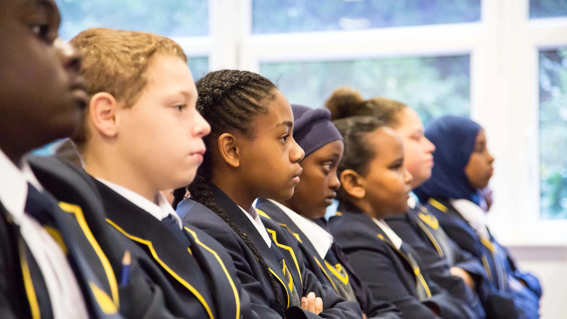Los estudiantes asisten a clase en Michaela Community School en Londres.