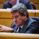 José Luis Escrivá, Ministro de Inclusión, Seguridad Social y Migraciones de España durante una sesión de control en el Senado. 