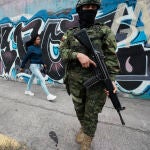 Soldados montan guardia en un control de seguridad en Quito