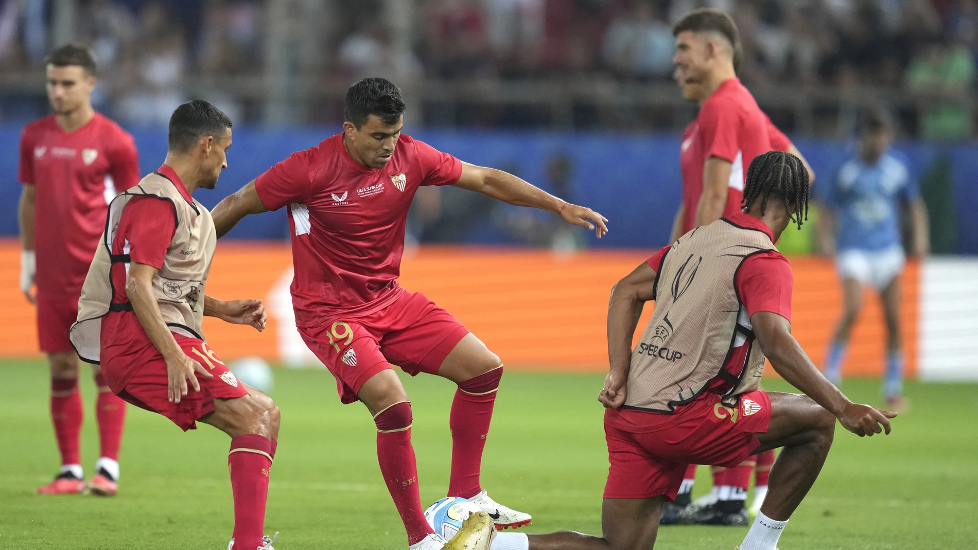Acuña, en el centro del rondo en el calentamiento del Sevilla