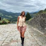 María Pombo con falda boho.