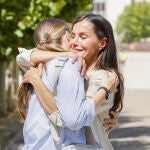La Reina Letizia y la Princesa Leonor abrazándose en la Academia de Zaragoza
