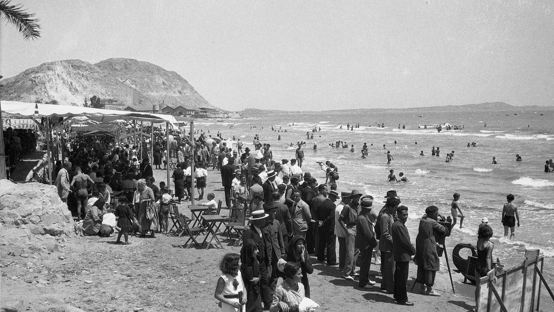 La playa del Postiguet de Alicante en los años 30.