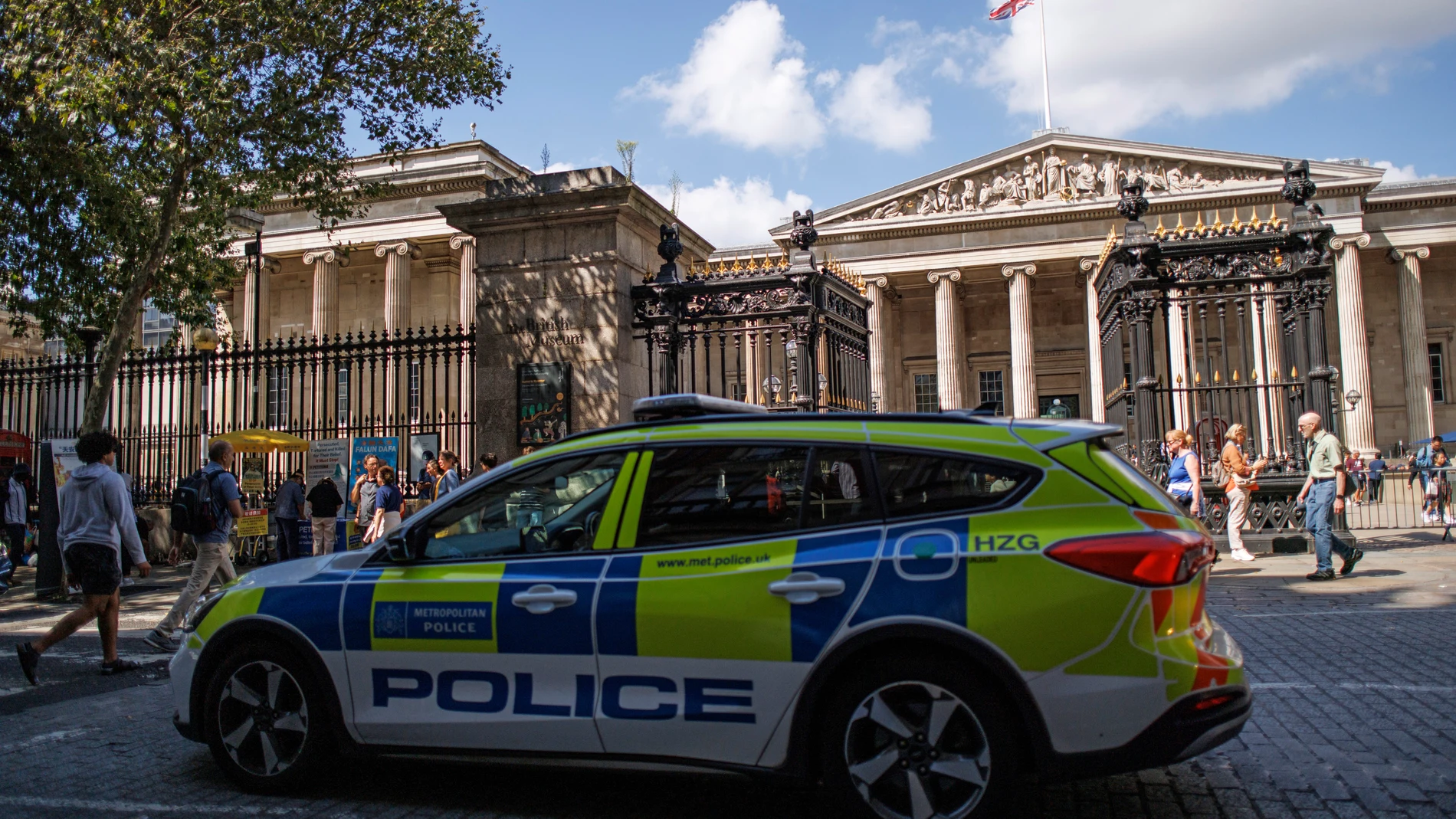London (United Kingdom), 17/08/2023.- A police car patrols around the British Museum in London, Britain, 17 August 2023. The British Museum said they dismissed a member of staff and the Metropolitan Police are investigating after artefacts which hadn't been on public display were reported 'missing, stolen or damaged' over a 'significant' period of time. (Reino Unido, Londres) EFE/EPA/TOLGA AKMEN