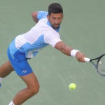 Novak Djokovic trata de restar desde el fondo de la pista
