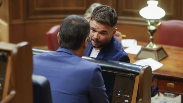 El diputado de ERC Gabriel Rufián conversa con el presidente del Gobierno en funciones, Pedro Sánchez, durante la sesión constitutiva de las Cortes Generales de la XV Legislatura
