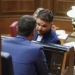 El diputado de ERC Gabriel Rufián conversa con el presidente del Gobierno en funciones, Pedro Sánchez, durante la sesión constitutiva de las Cortes Generales de la XV Legislatura