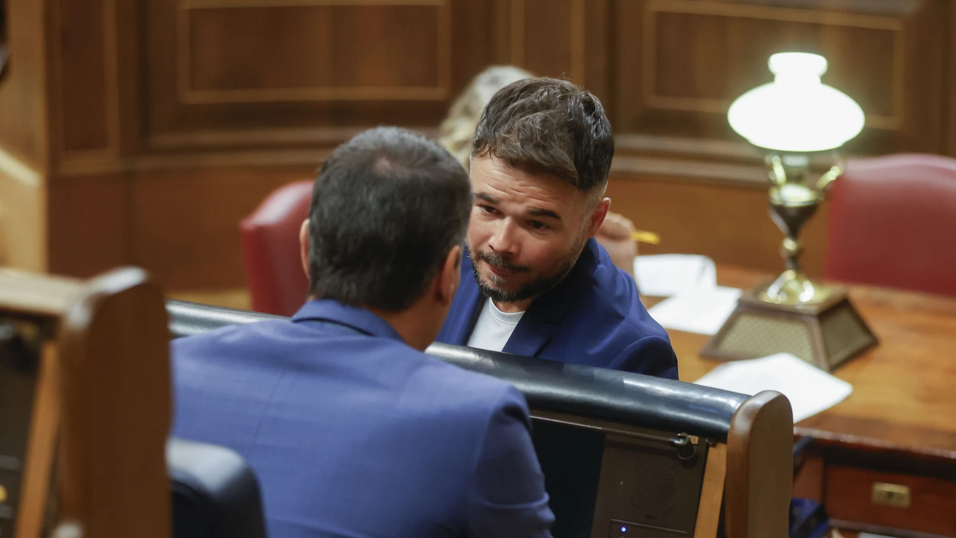 El diputado de ERC Gabriel Rufián conversa con el presidente del Gobierno en funciones, Pedro Sánchez, durante la sesión constitutiva de las Cortes Generales de la XV Legislatura