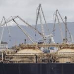 Vista de la planta de Mugardos de Reganosa en la ría de Ferrol que acoge donde reciben barcos metaneros que realizan la descarga de gas natural licuado (GNL) 