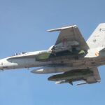 Un F-18 del Ejército español armado con misiles Taurus