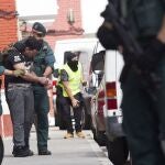Agentes de la Guardia Civil conducen al joven marroquí detenido hoy por su supuesta relación con la célula yihadista que cometió los atentados de agosto en Cataluña , trás el registro del domicilio de Vinaròs en el que vive con unos tíos suyos y la inspección de una furgoneta blanca. EFE/Domenech Castelló