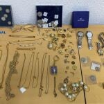 Se han recuperado 81 monedas antiguas, 20 pendientes, 12 collares, siete broches, seis relojes, cinco pulseras y tres anillos entre otros efectos