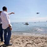 Sanz visita en Fuengirola el servicio de aerovigilancia en playas de Málaga