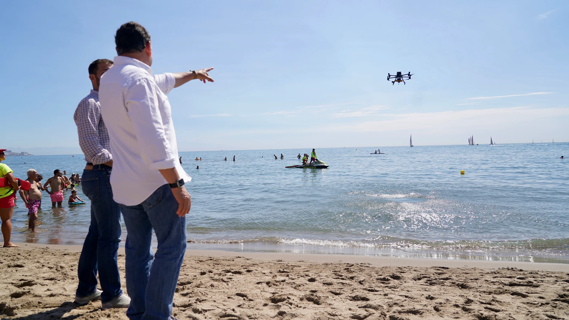 El consejero de la Presidencia, Interior, Diálogo Social y Simplificación Administrativa, Antonio Sanz, visita en Fuengirola el servicio de aerovigilancia con drones en las playas de la localidad malagueña, a 19 de agosto de 2023 en Málaga (Andalucía, España). Estos dispositivos refuerzan el control de bañistas o embarcaciones y también si hay algún extravío de niños utilizando su potente zoom. Además de facilitar la prevención y localización de incidencias, pueden otorgar unos minutos de ven...