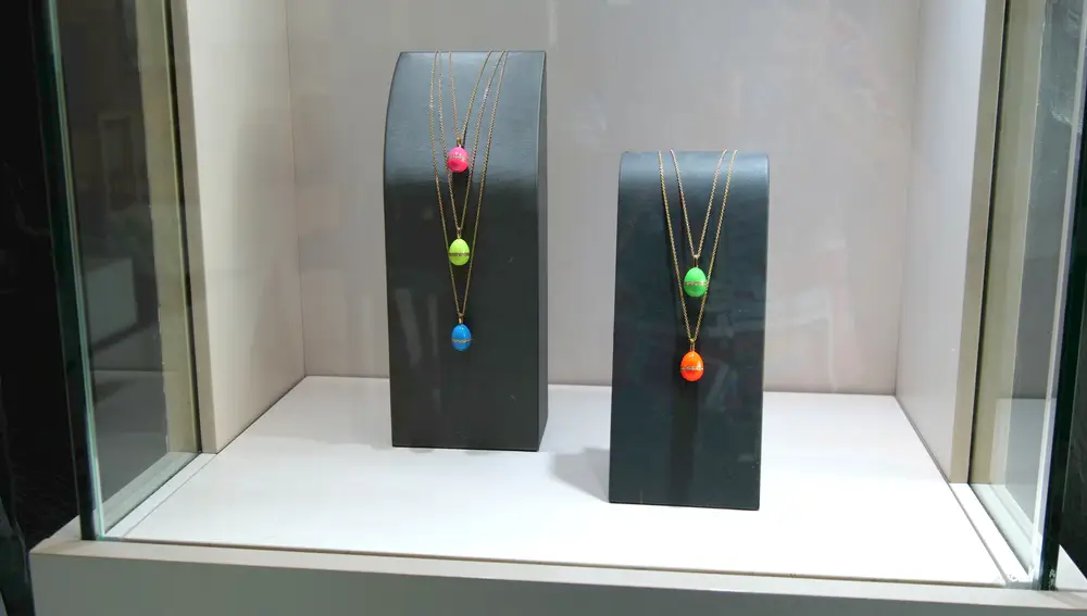 Expositor con colgantes de huevos de Fabergé
