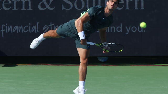 Alcaraz ejecuta un servicio en la final de Cincinnati ante Djokovic