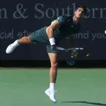 Alcaraz ejecuta un servicio en la final de Cincinnati ante Djokovic