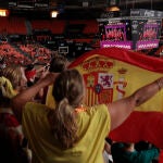 Seguidores de la selección femenina de fútbol celebran la final en Valencia