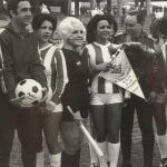 Lola Flores en uno de los primeros partidos de fútbol femenino disputado en España