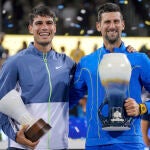 Alcaraz y Djokovic, sonrientes en la ceremonia de entrega de trofeos en Cincinnati