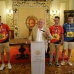 Carnero junto a los "hispanos juveniles"