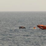 Una patera junto a Salvamento Marítimo