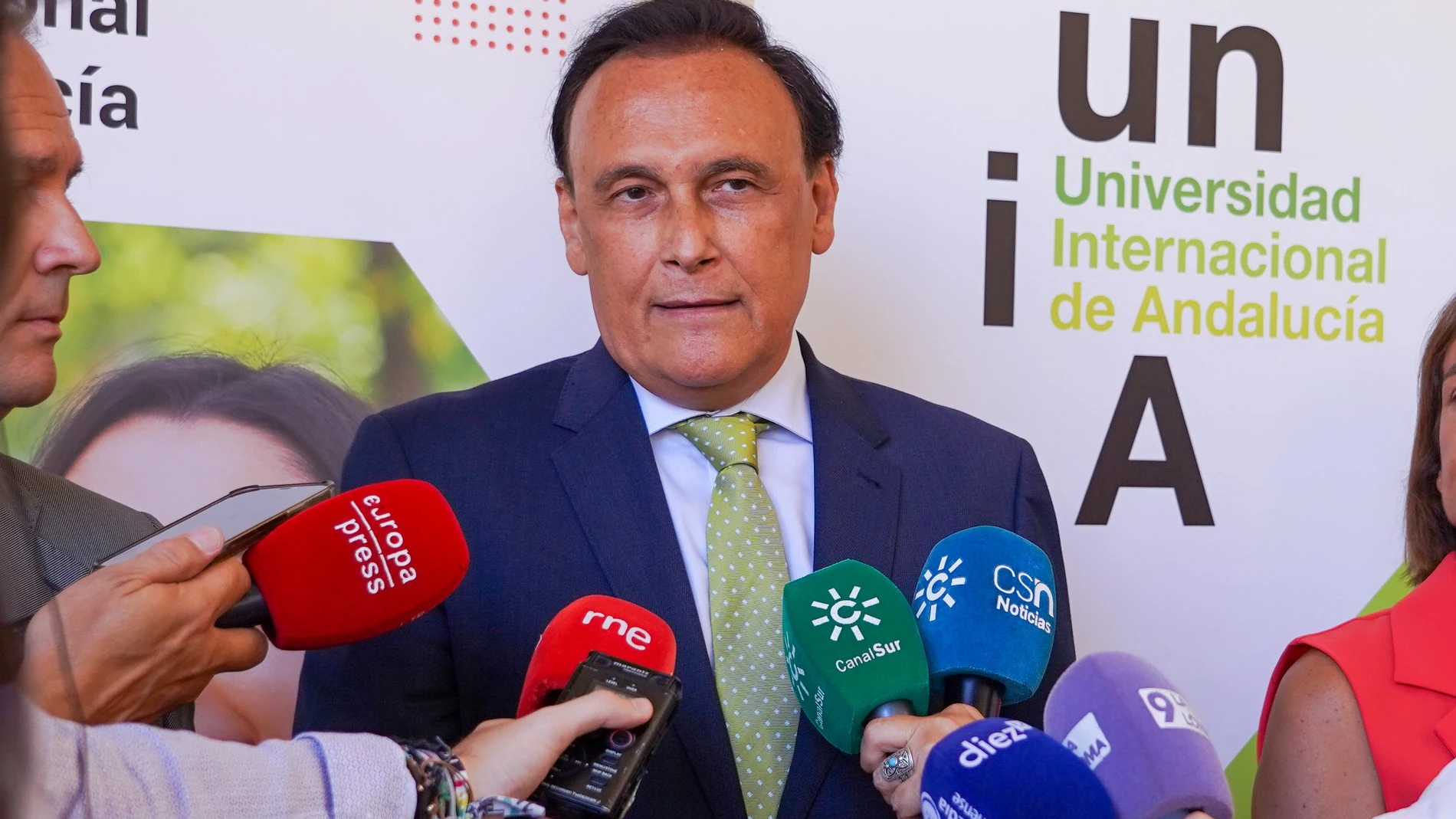 El consejero de Universidad, Investigación e Innovación de la Junta de Andalucía, José Carlos Gómez Villamandos atiende a los medios antes de la inauguración de los cursos de verano de la UNIA, a 21 de agosto de 2023, en Baeza, (Jaén, Andalucía, España).21 AGOSTO 2023Francisco J. Olmo / Europa Press21/08/2023