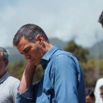 El presidente del Gobierno, Pedro Sánchez, en una visita al municipio de Arafo (Tenerife) en la zona afectada por el incendio en la isla de Tenerife que ha arrasado 13.000 hectáreas desde el pasado 15 de agosto afectando a 12 municipios en un perímetro de casi 90 kilómetros