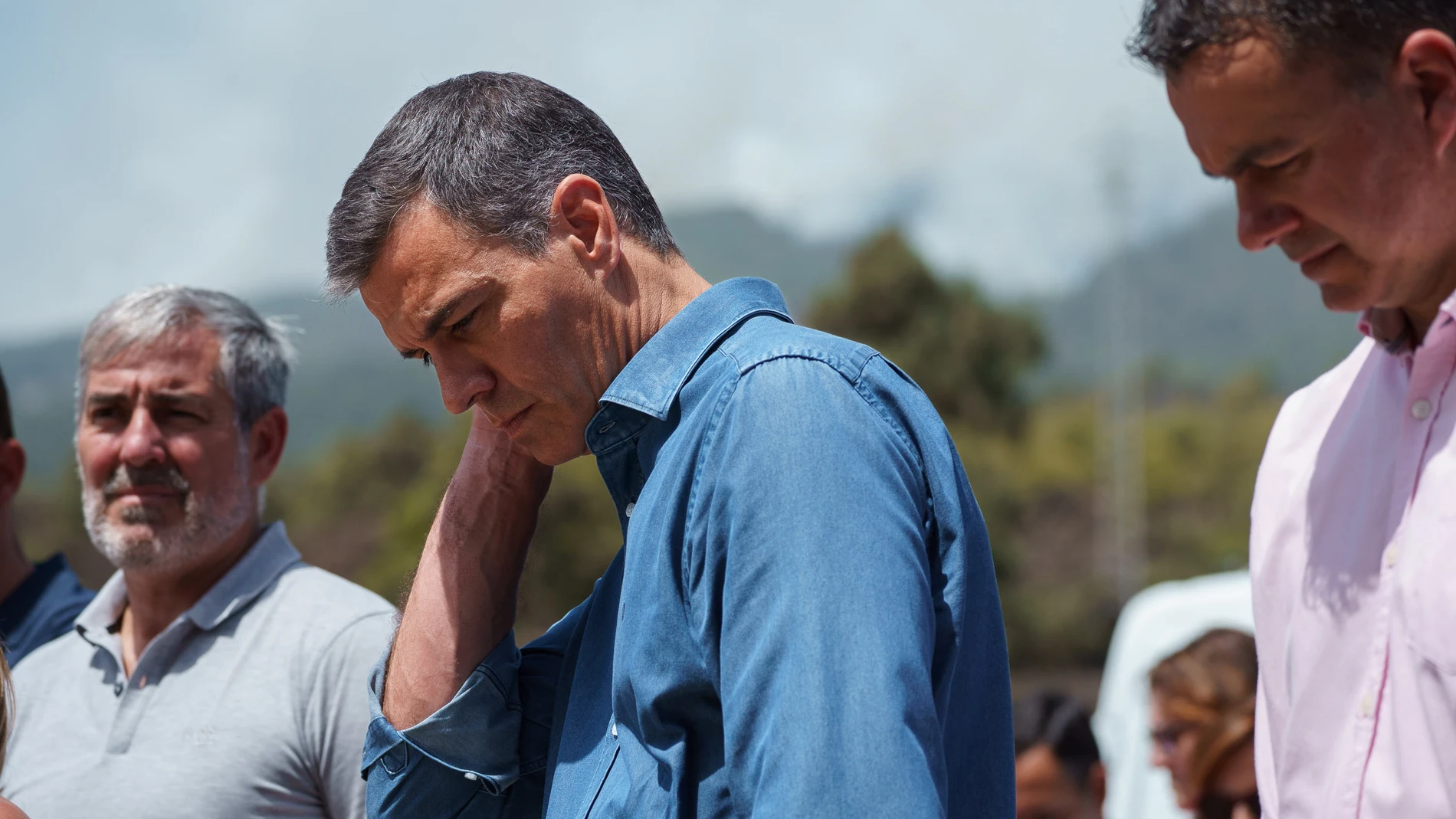 ARAFO (TENERIFE), 21/08/2023.- El presidente del Gobierno en funciones, Pedro Sánchez (c), ha avanzado este lunes que en cuanto el incendio de Tenerife esté controlado el Consejo de Ministros aprobará la declaración de zona gravemente afectada por una emergencia de protección civil, lo que coloquialmente se conoce como 'zona catastrófica'. El jefe del ejecutivo se ha acercado a la zona afectada por el incendio, que por el momento asciende a 13.383 hectáreas, y ha trasladado este anuncio a las...
