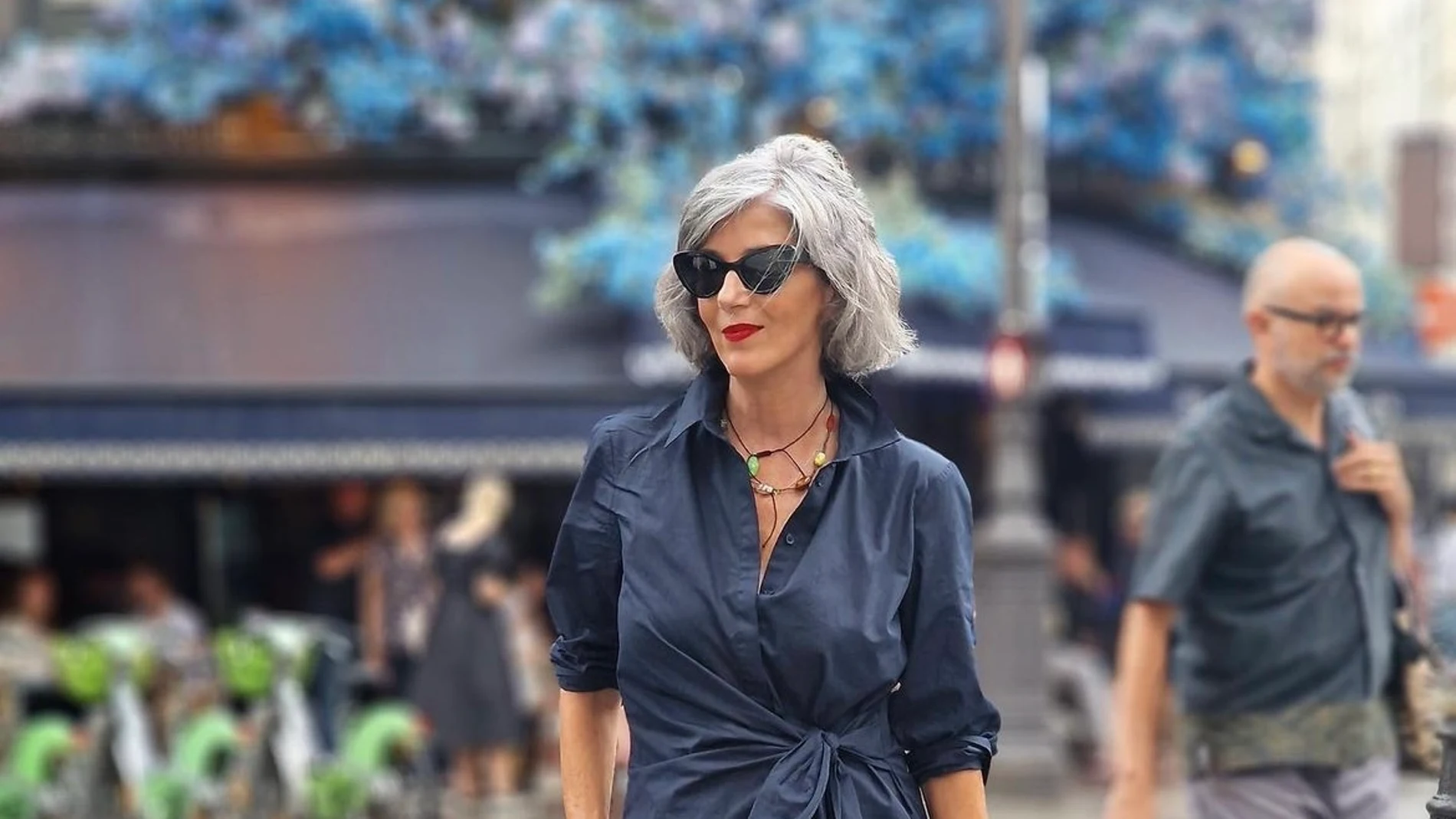 Las influencers de 50+ nos demuestran que los total looks más otoñales los podemos llevar en verano con sandalias animal print