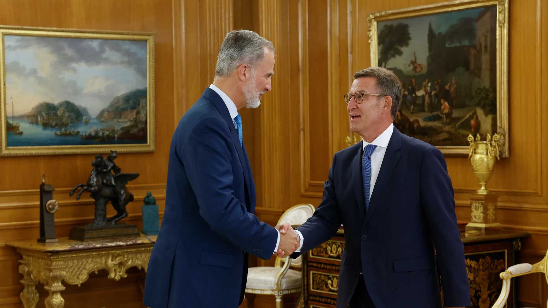 MADRID , 22/08/2023.-El rey Felipe VI recibe al líder del PP, Alberto Núñez Feijóo (d), en la última de sus siete entrevistas con dirigentes políticos antes de decidir qué candidato propondrá para que se someta en el Congreso a la investidura como presidente del Gobierno , este martes en el Palacio de la Zarzuela. EFE/ Sebastian Mariscal Martinez POOL