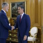 -FOTODELDIA- MADRID, 22/08/2023.- El rey Felipe VI (i) recibe al presidente del Gobierno en funciones y líder del PSOE, Pedro Sánchez (d), mientras continúa su ronda de consultas con los dirigentes políticos antes de proponer candidato a la Presidencia del Gobierno, este martes en el Palacio de la Zarzuela. EFE/Chema Moya POOL