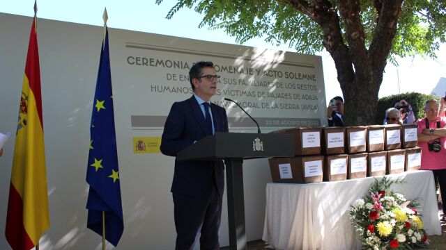 El ministro de Presidencia y Memoria Democrática, Félix Bolaños, el domingo en el entierro de los primeros exhumados del Valle de Cuelgamuros