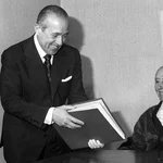 El anterior jefe del Estado, Francisco Franco, despachando con el entonces presidente del Gobierno, Carlos Arias Navarro