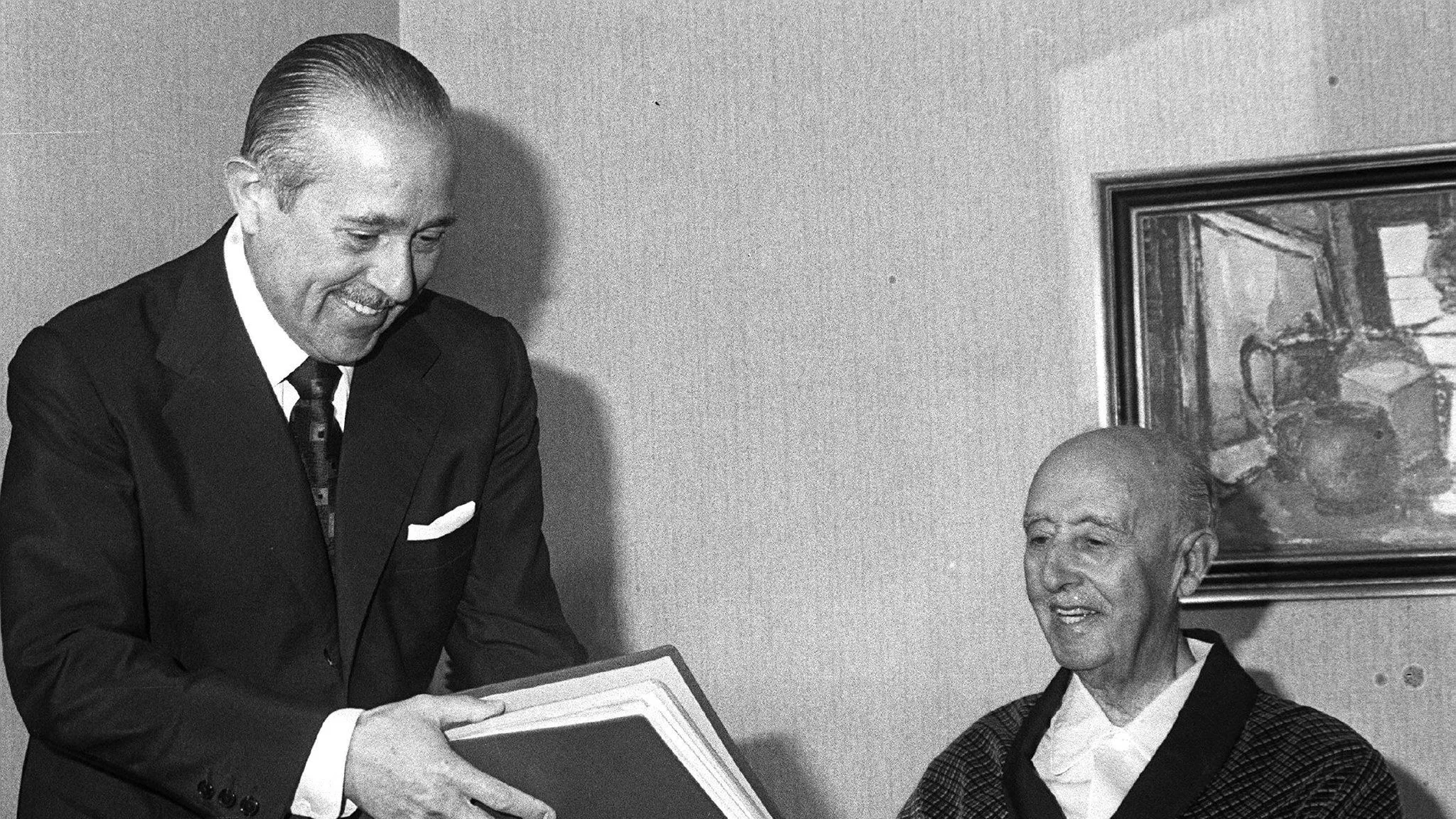 El anterior jefe del Estado, Francisco Franco, despachando con el entonces presidente del Gobierno, Carlos Arias Navarro