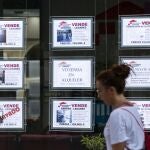Imagen de anuncios de oferta de venta y alquiler de viviendas y locales en una inmobiliaria.