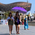 Dos turistas con una sombrilla