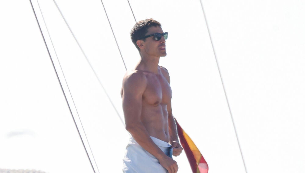 Álex González saca sus abdominales a relucir por Ibiza ¡y sigue soltero!