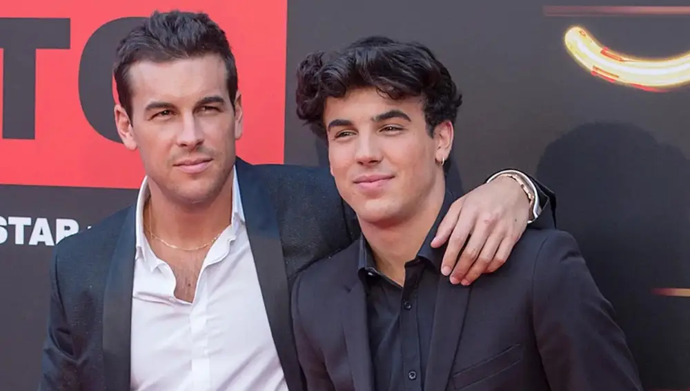 Mario Casas y Oscar Casas presentan "Mi soledad tiene alas"