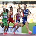 Jakob Ingebrigtsen, junto a García Romo, en la semifinal del 1.500
