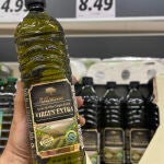 Precios de aceite. Imagen de botellas de aceite oliva y sus precios. © Jesœs G. Feria.