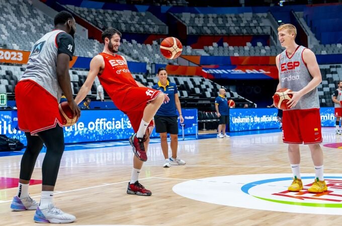 Garuba, Abrines y Alberto Díaz, en el primer entrenamiento de España en Yakarta