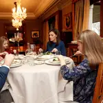 Los reyes Felipe y Letizia comiendo con sus hijas Leonor y Sofía en su casa