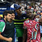 Alcaraz, con Sebastián Yatra, Jimmy Butler y Frances Tiafoe
