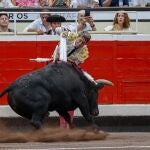 El diestro Manuel Escribano con el primero de los de su lote durante la corrida de la Feria de Bilbao celebrada este jueves en la plaza de toros de Vistalegre.