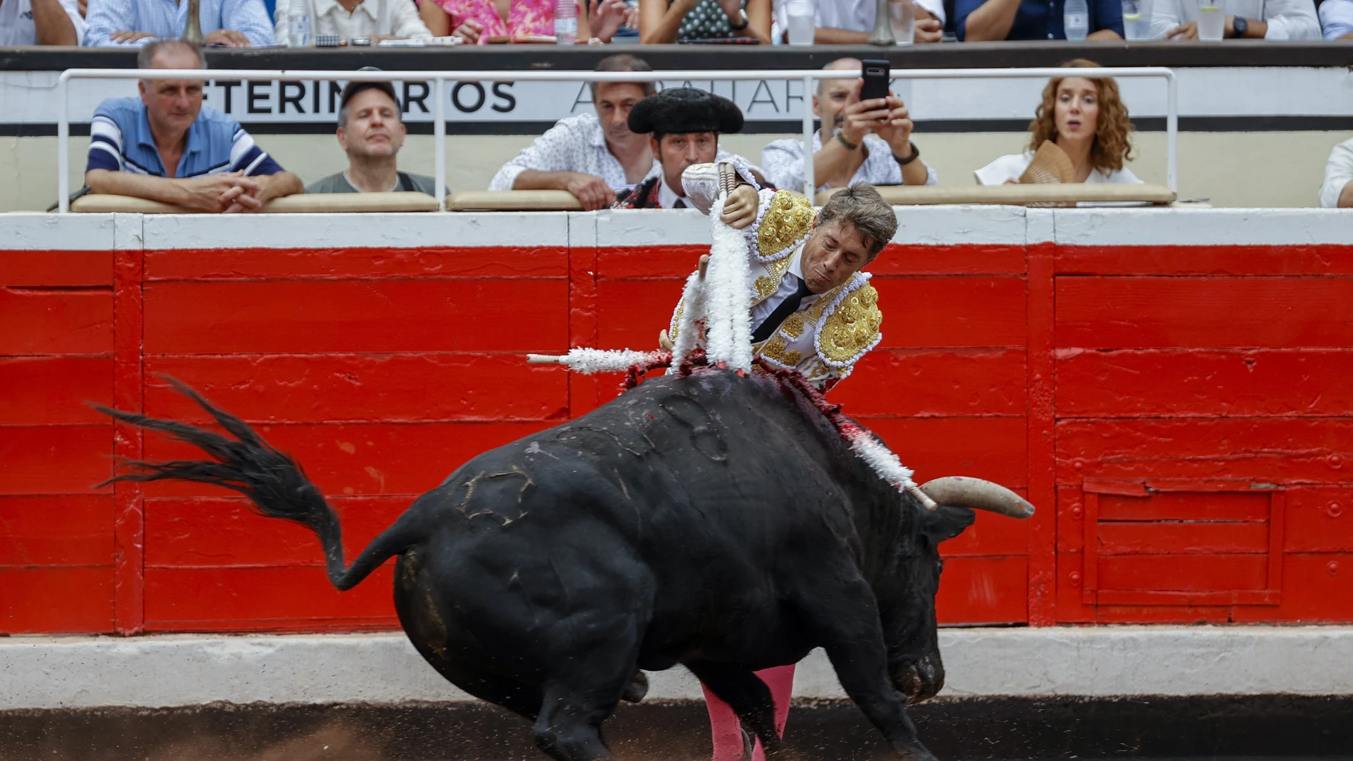 El diestro Manuel Escribano con el primero de los de su lote durante la corrida de la Feria de Bilbao celebrada este jueves en la plaza de toros de Vistalegre.