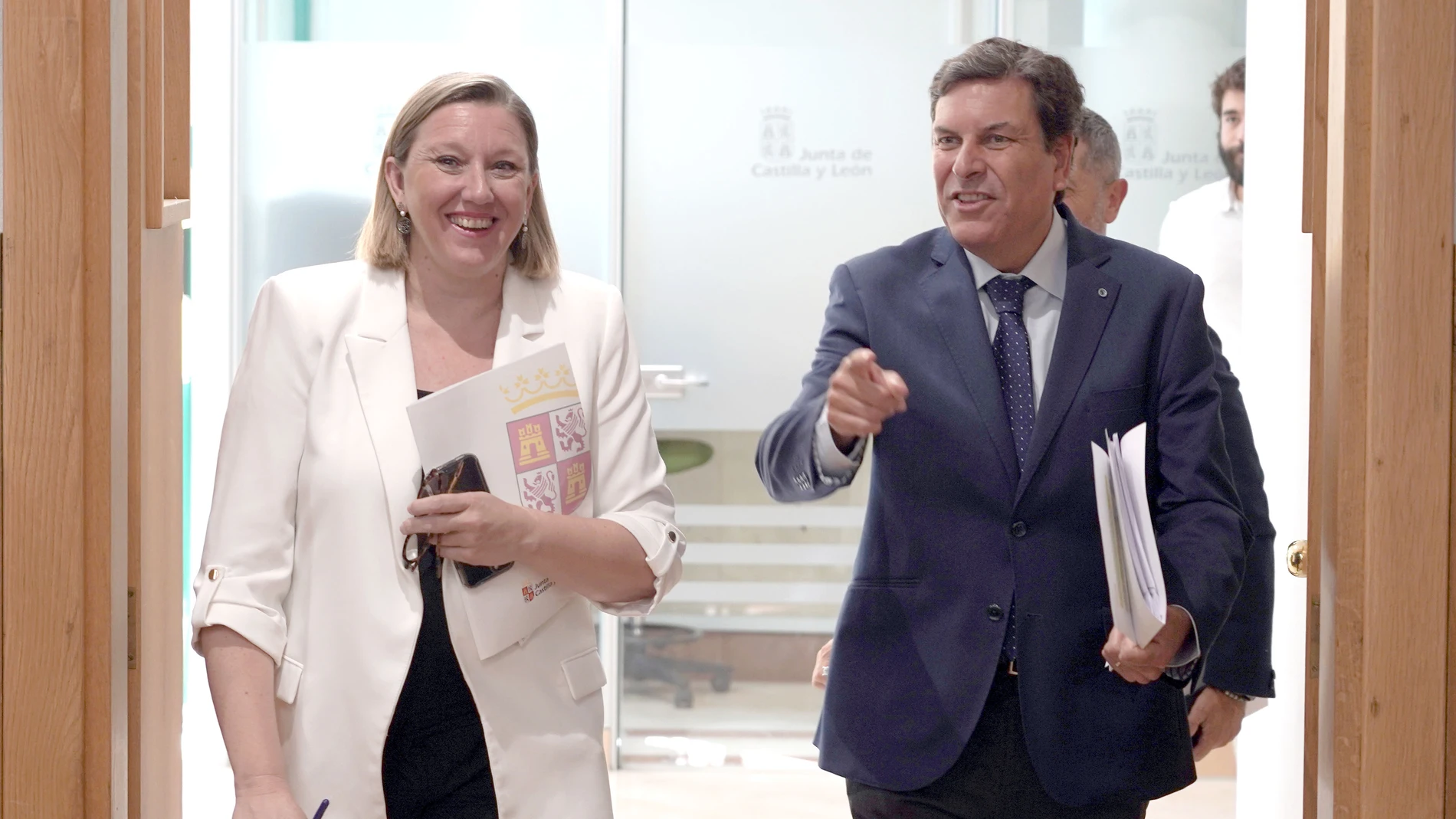 La consejera Isabel Blanco antes de explicar el proyecto, junto a Fernández Carriedo