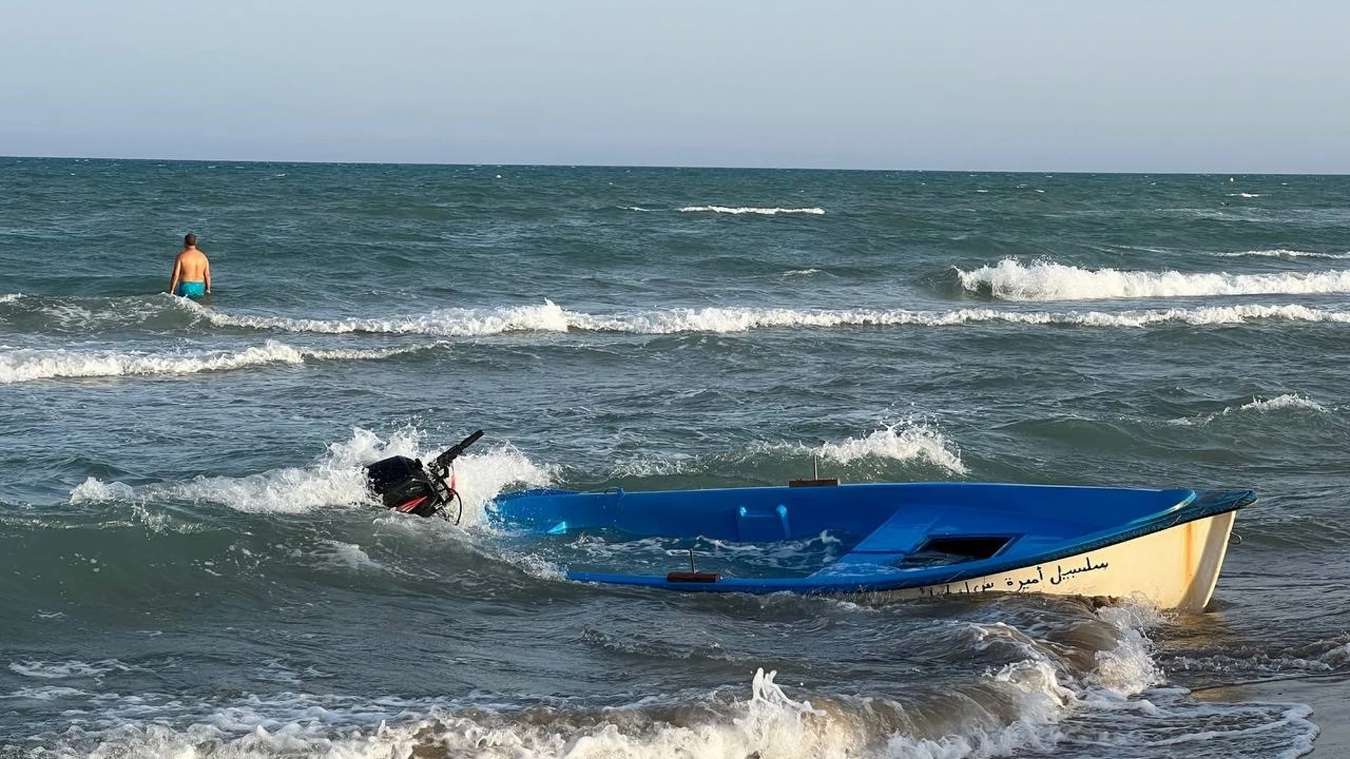 Interceptan una patera con cinco personas a bordo en la costa de Guardamar del Segura (Alicante)