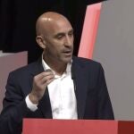 MADRID, 25/08/2023.- El presidente de la Real Federación Española de Fútbol, Luis Rubiales, durante su intervención en la Asamblea General de dicho organismo en la que ha anunciado que no dimitirá de su cargo tras la polémica por el beso que dio a la futbolista Jenni Hermoso al ganar el Mundial femenino, que ha definió como "espontáneo, mutuo, eufórico y consentido" aunque ha pedido disculpas "por el contexto en el que se produjo".. EFE/ RFEF/SOLO USO EDITORIAL/SOLO DISPONIBLE PARA ILUSTRAR LA NOTICIA QUE ACOMPAÑA (CRÉDITO OBLIGATORIO)