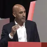 MADRID, 25/08/2023.- El presidente de la Real Federación Española de Fútbol, Luis Rubiales, durante su intervención en la Asamblea General de dicho organismo en la que ha anunciado que no dimitirá de su cargo tras la polémica por el beso que dio a la futbolista Jenni Hermoso al ganar el Mundial femenino, que ha definió como "espontáneo, mutuo, eufórico y consentido" aunque ha pedido disculpas "por el contexto en el que se produjo".. EFE/ RFEF/SOLO USO EDITORIAL/SOLO DISPONIBLE PARA ILUSTRAR LA NOTICIA QUE ACOMPAÑA (CRÉDITO OBLIGATORIO)